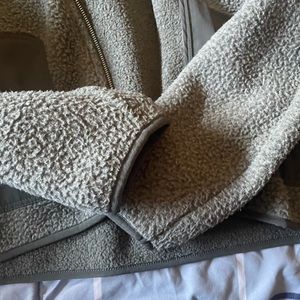 Vuori army green fleece